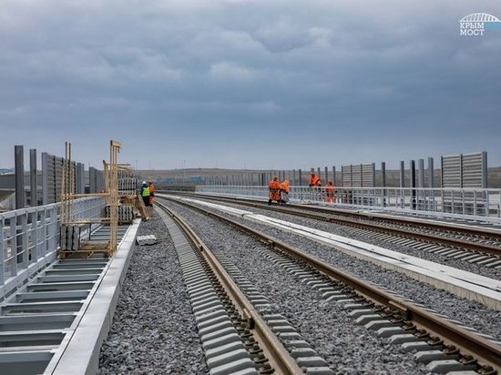На железнодорожной части Крымского моста установили шумовые экраны На железнодорожной части Крымского моста установили шумовые экраны