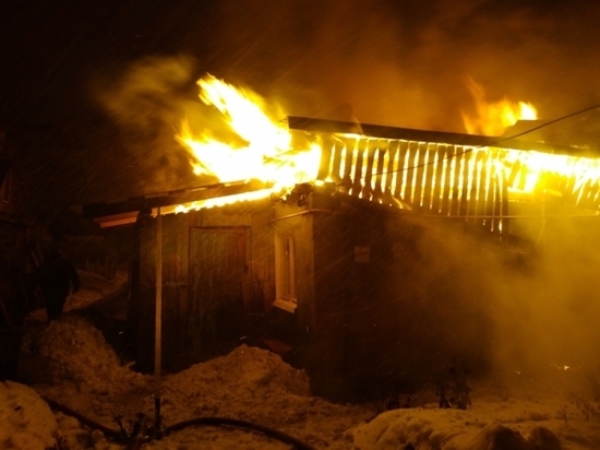 В Узловой сгорела крыша деревянного дома