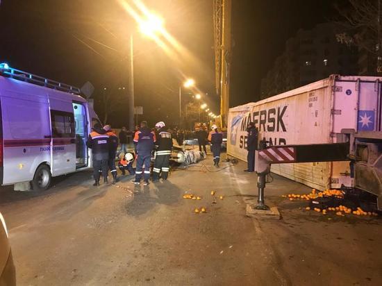 В Новороссийске контейнер упал с грузовика и раздавил машину