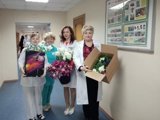 В больнице Ноябрьска пациентам поднимали настроение цветами и рисунками