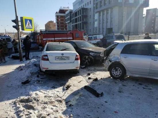 В ДТП у Октябрьского суда в Иркутске пострадали 2 человека и 4 машины