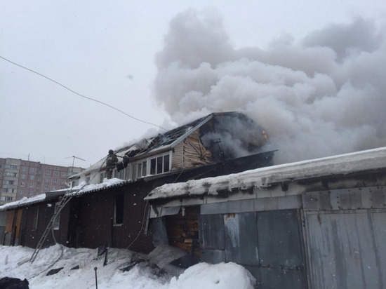 Новосибирские пожарные потушили пылающий коттедж