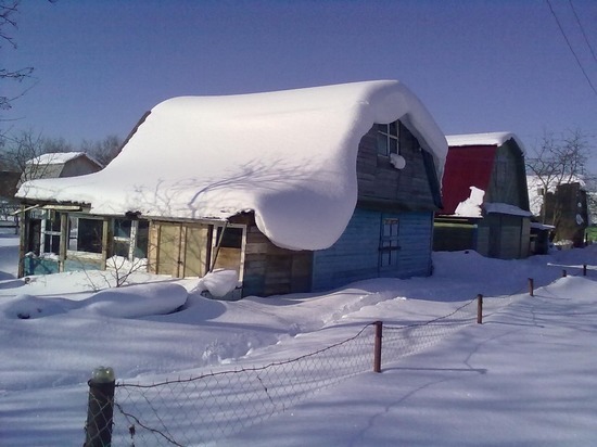 Старушка закончила жизнь под грудой съехавшего с крыши снега в Архангельской области