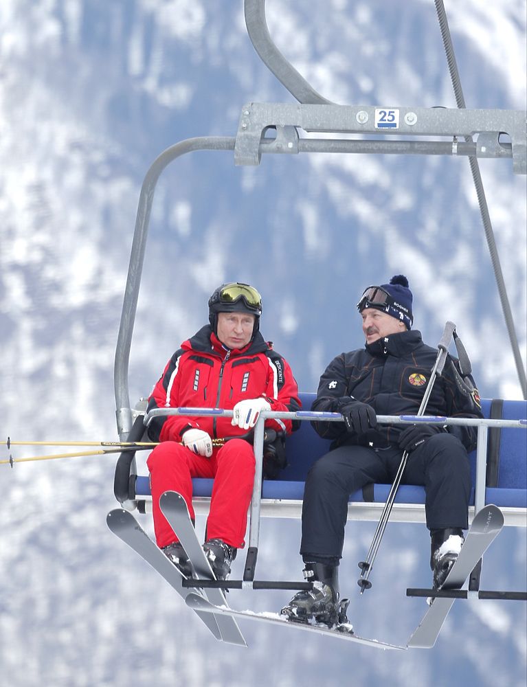 Сверхсекретные лыжи: Путин и Лукашенко уединились на канатке 