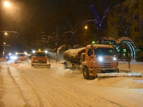 Снова снегопад, снова пробки: мэрия Ярославля обещает чистить дороги всю ночь