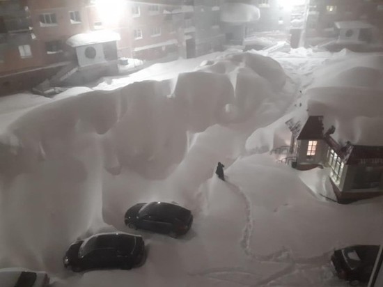 В Норильске сняли видео с утопающим в снегу мужчиной