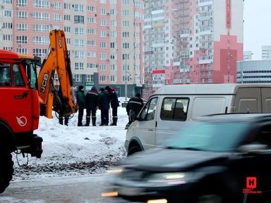 В Новокузнецке прорвало трубу и затопило целую улицу