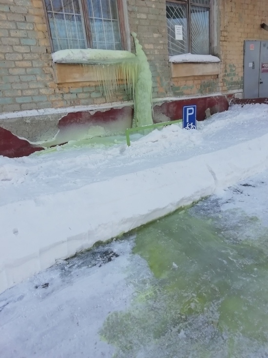 В Первоуральске жители обнаружили зеленые снег и сосульки