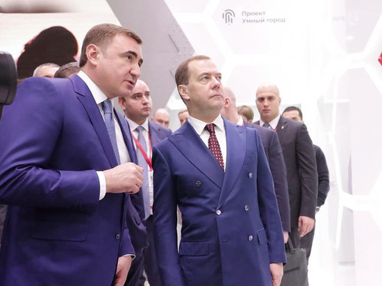 Дмитрий Медведев осмотрел стенд Тульской области на РИФ