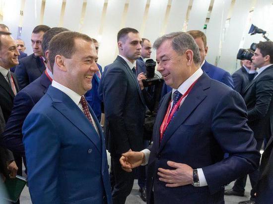  Медведев осмотрел стенд Калужской области в Сочи