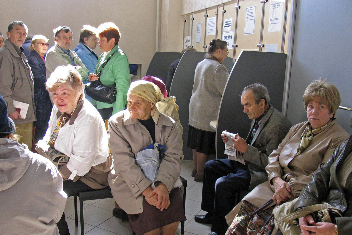 Б пенсионерам. Фото пенсионеров России. Работающие пенсионеры. Люди пенсионного возраста. Пенсионер в МФЦ.