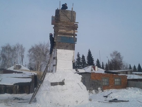 Алтайские школьники лепят гигантского снеговика