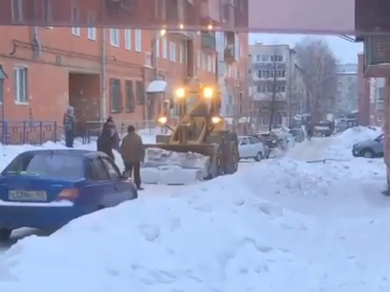 В кемеровском дворе трактор уничтожил самодельное бетонное ограждение
