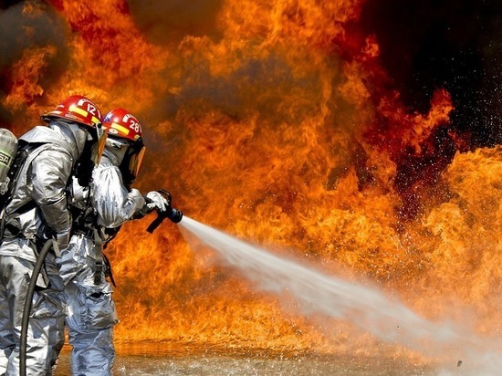 Пожарные спасли людей из горящего дома в Нефтеюганске