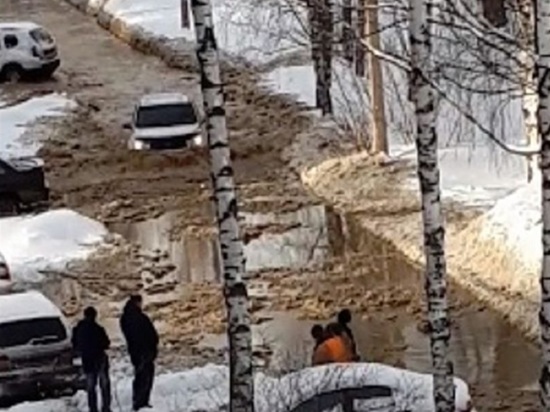 В Заволжском районе Ярославля из-за аварии затопило улицу Ляпидевского