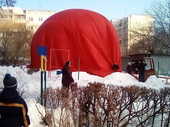 В Белгороде воздушный шар в форме сердца сел в детском саду