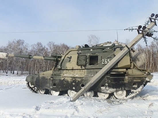 В Кемеровской области танк сбил опору ЛЭП  и оставил без света поселок
