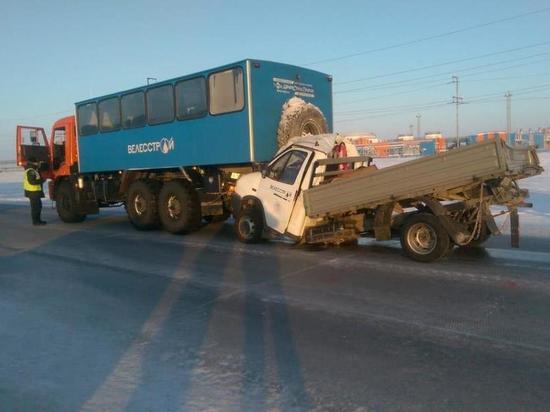 На трассе в Ямальском районе произошло тройное ДТП с грузовиками