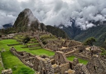 Бактерии, водоросли и лишайники представляют серьезную угрозу для гранитных монументов и скал Мачу-Пикчу — города на территории современного Перу, веками считавшегося священным местом для инков