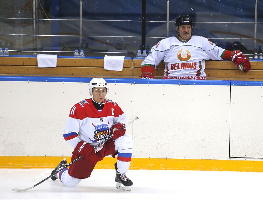 Кадры хоккеистов Путина и Лукашенко: один разминался, другой развалился