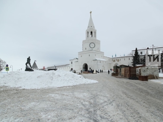 Тысяча тонн снега покрыла улицу Кремлевскую в Казани