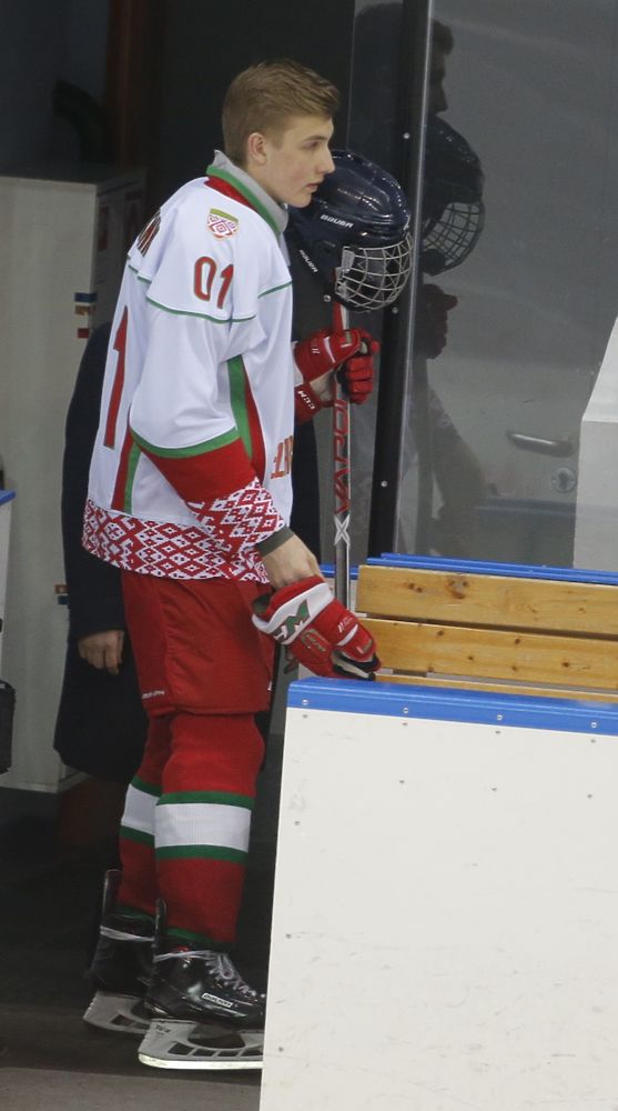 Коля Лукашенко залился румянцем, играя в хоккей с Путиным