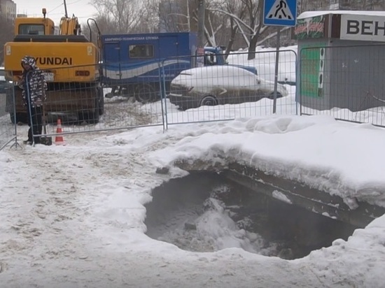 Из-за аварии на водопроводе в Нижнем Новгороде провалился асфальт