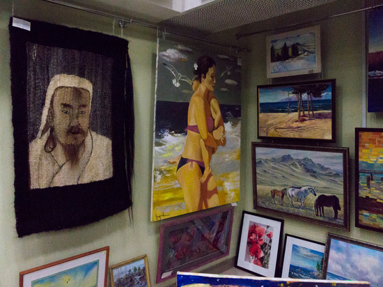 В Улан-Удэ можно увидеть работы бурятских художников и ювелиров