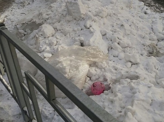 В центре Красноярска на улицы выкладывают белый снег