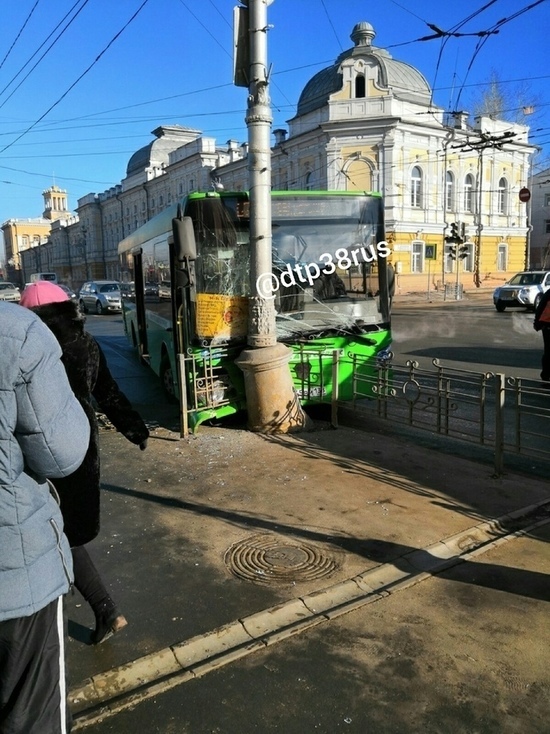 Пассажирский автобус врезался в столб в центре Иркутска