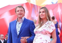 Жена российского артиста Марата Башарова Елизавета заявила, что уходит от мужа после скандального избиения