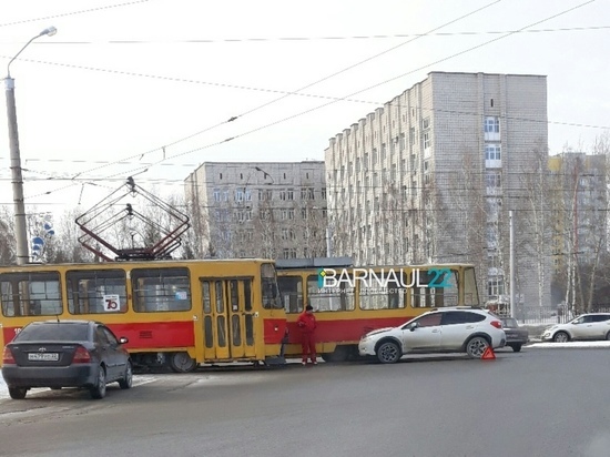 Авария в Барнауле заблокировала движение трамваев