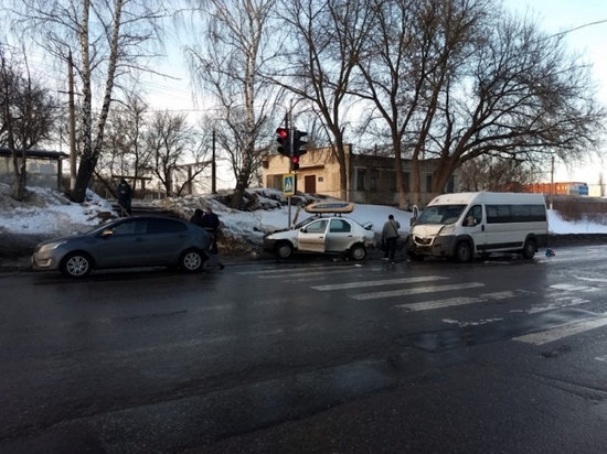 На Одоевском шоссе в Туле произошло ДТП с пострадавшими