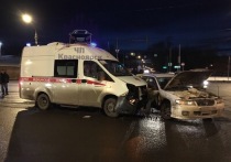 На правом берегу Красноярска автомобиль скорой помощи столкнулась с иномаркой