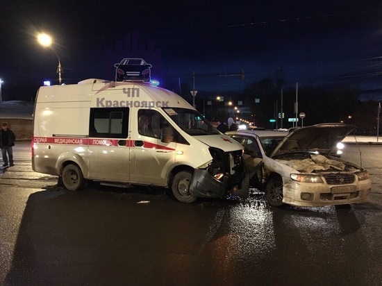 В Красноярске новая машина скорой помощи столкнулась с иномаркой