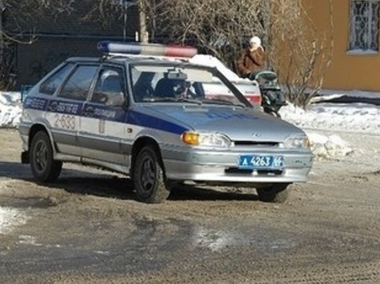 Полиция Екатеринбурга ищет предполагаемого поджигателя Toyota RAV4