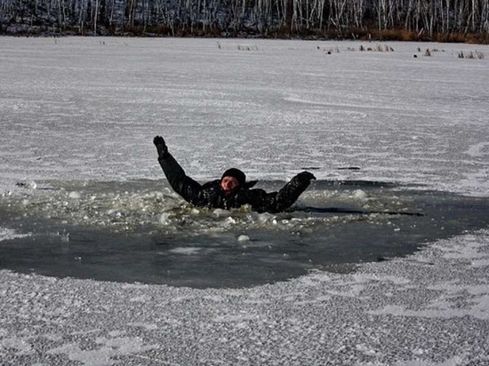 Ярославские спасатели спасли провалившегося под лед рыболова