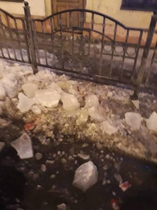 Еще один житель Ярославля пострадал от глыбы льда