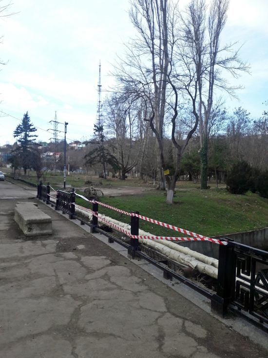 Мост возле симферопольской школы №24 снова опасен для детей