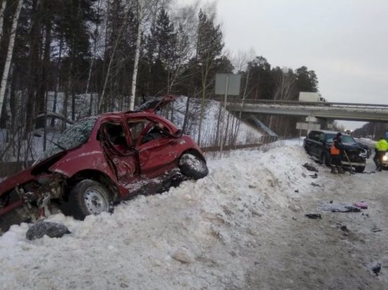 В Екатеринбурге в ДТП погиб мужчина, двое с травмами