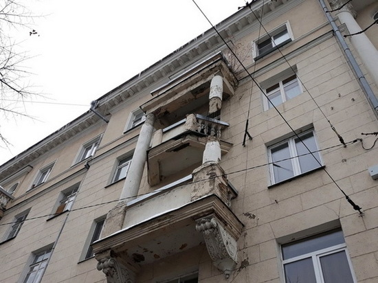 В Воронеже на тротуар обрушилась колонна старого здания