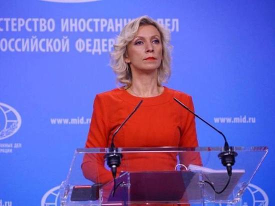 Захарова прокомментировала новость о российском флаге в Солсбери смайликом
