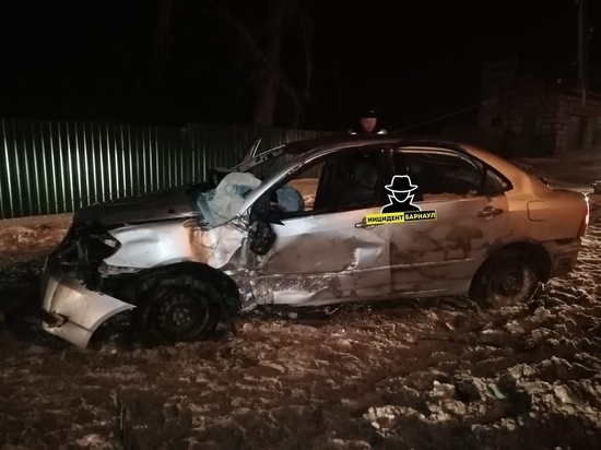 Автомобиль снес деревянный столб в Барнауле, есть пострадавшие