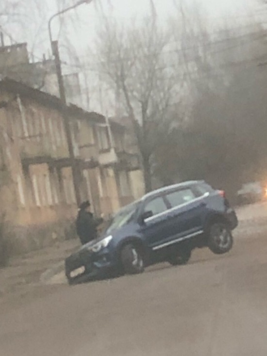 В Калининграде внедорожник застрял в яме