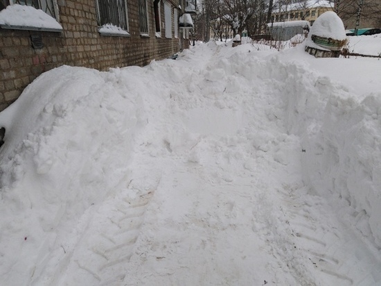 У одного из домов в Кирове трактор завалил снегом подъезд