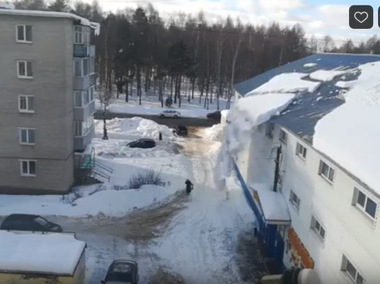 В Заволжске пожилую женщину едва не завалило снегом с крыши