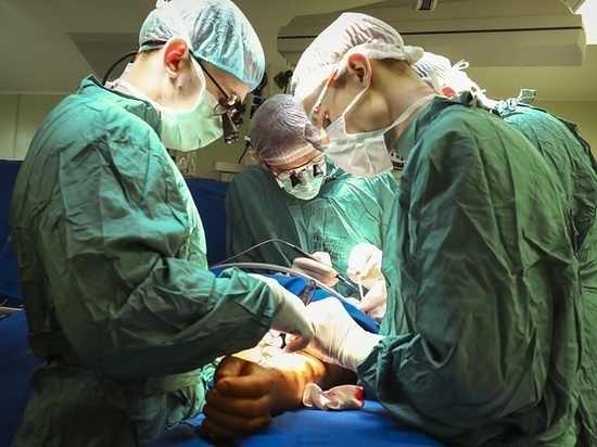 Кубанские врачи вырезали опухоль глотки и восстановили орган кожей с руки