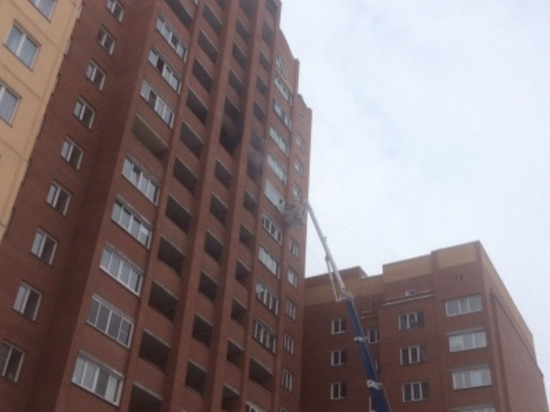 Новосибирские пожарные спасли людей из горящей многоэтажки