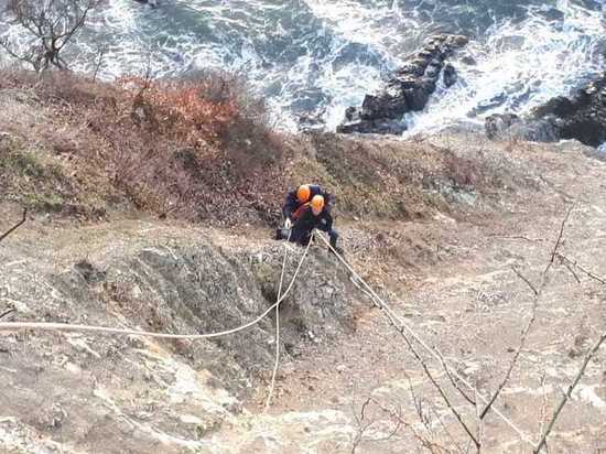 В сочинских горах спасатели вытащили с горы застрявшего туриста