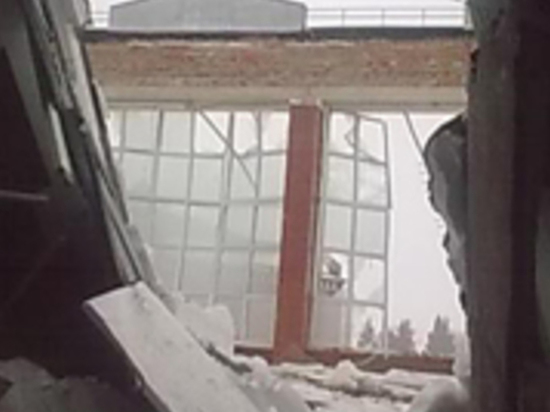 Рухнувшая крыша школы в Ульяновской области чудом никого не задавила